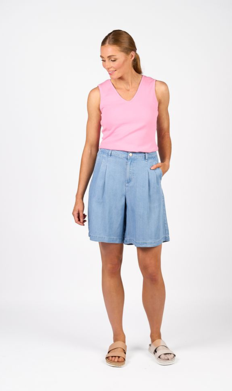 High-waisted pleated shorts